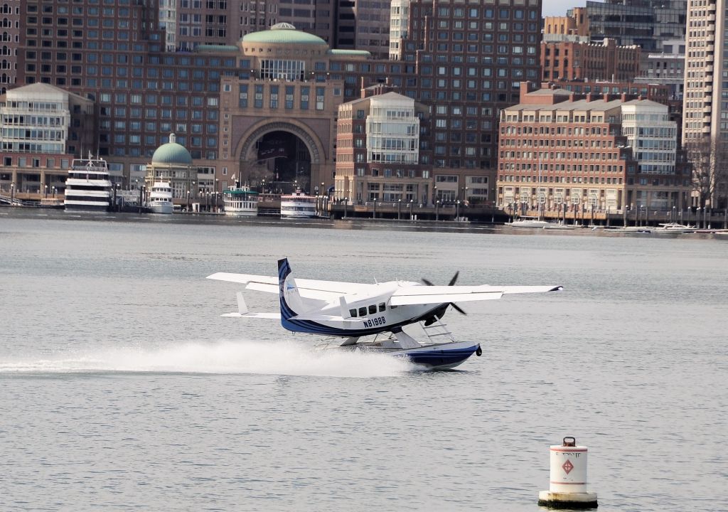 Cessna Caravan seaplane departing the harbor